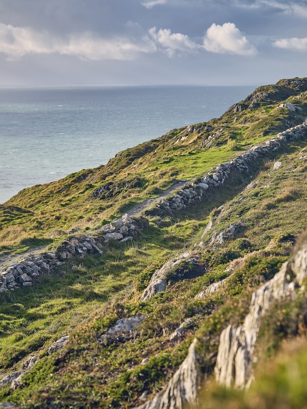 Persone che camminano lungo la costa sulla Sheep’s Head Way con vista sull'Atlantico nella parte occidentale del Cork.