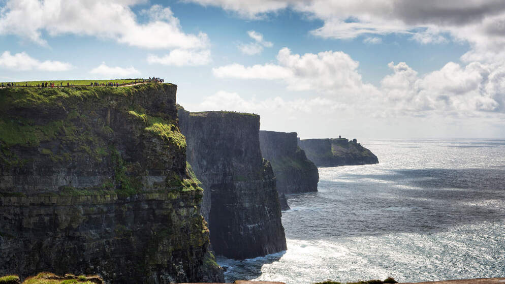 Un castello su una collina erbosa ai piedi delle Dartry Mountains vicino a Mullaghmore Head, nella contea di Sligo.