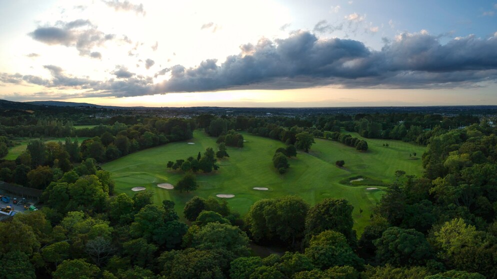 Vue au coucher du soleil des vastes fairways du K Club présentés dans la promotion de l'Open d'Irlande.