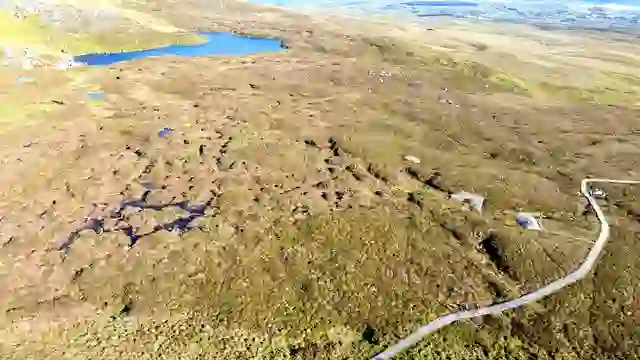 Luftbild des Cuilcagh Boardwalk Trail, der sich durch das Bergmoorland in der Grafschaft Fermanagh, Nordirland, schlängelt.
