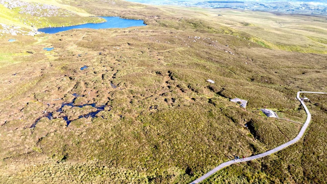 Luftbild des Cuilcagh Boardwalk Trail, der sich durch das Bergmoorland in der Grafschaft Fermanagh, Nordirland, schlängelt.