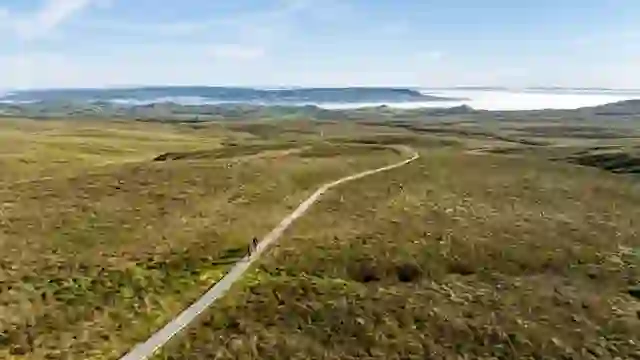Cuilcagh Mountain-Holzweg, der sich über offenes Moorland mit fernen Hügeln erstreckt, Grafschaft Fermanagh.