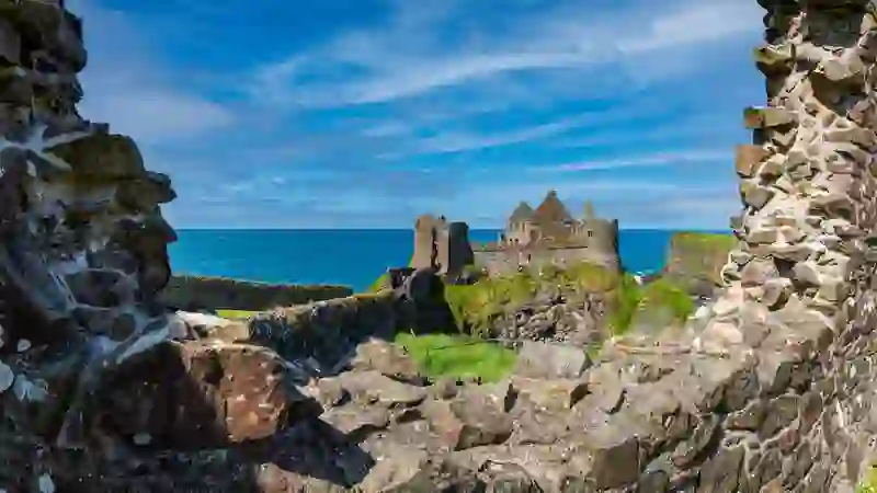 Il castello di Dunluce si erge imponente sulle scogliere frastagliate lungo la costa dell'Irlanda del Nord.