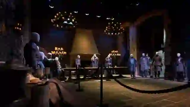 Kostümierte Schaufensterpuppen in der Kulisse eines kerzenbeleuchteten mittelalterlichen Bankettsaals bei der Game of Thrones Studiotour in Banbridge, Grafschaft Down.