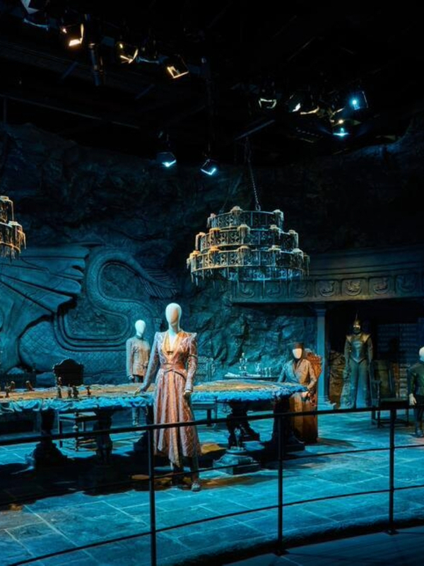 Set della Great Hall con un drago scolpito su una delle pareti, un lungo tavolo e grandi lampadari, presso il Game of Thrones Studio Tour a Banbridge.