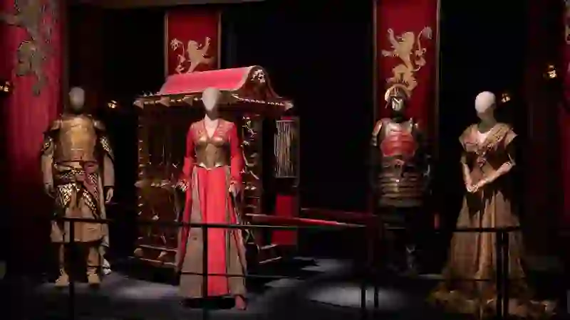 Kostüme und Rüstungen aus Game of Thrones®, die für die Studiotour in Nordirland ausgestellt werden.