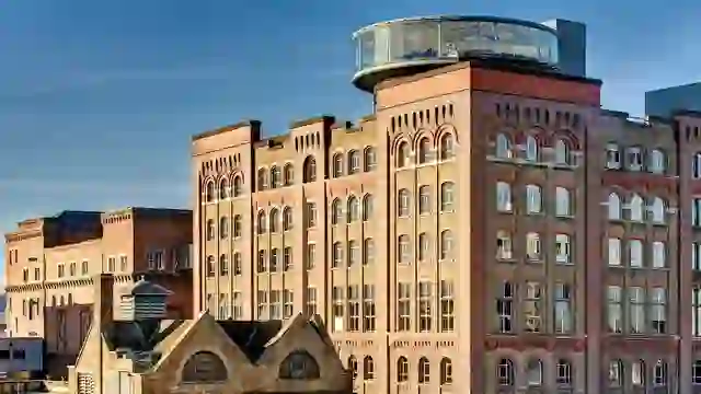 Außenansicht des Guinness Storehouse mit der Gravity Bar (Panoramabar) auf dem Dach.