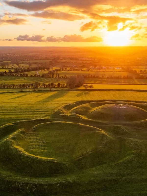 Alba sulle antiche fortificazioni erbose della collina di Tara, nella contea di Meath.