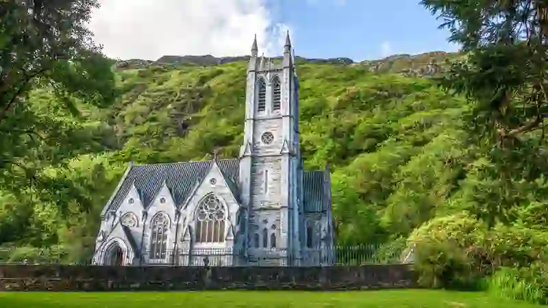 La chiesa gotica dell'Abbazia di Kylemore situata su una lussureggiante collina verde di Connemara.