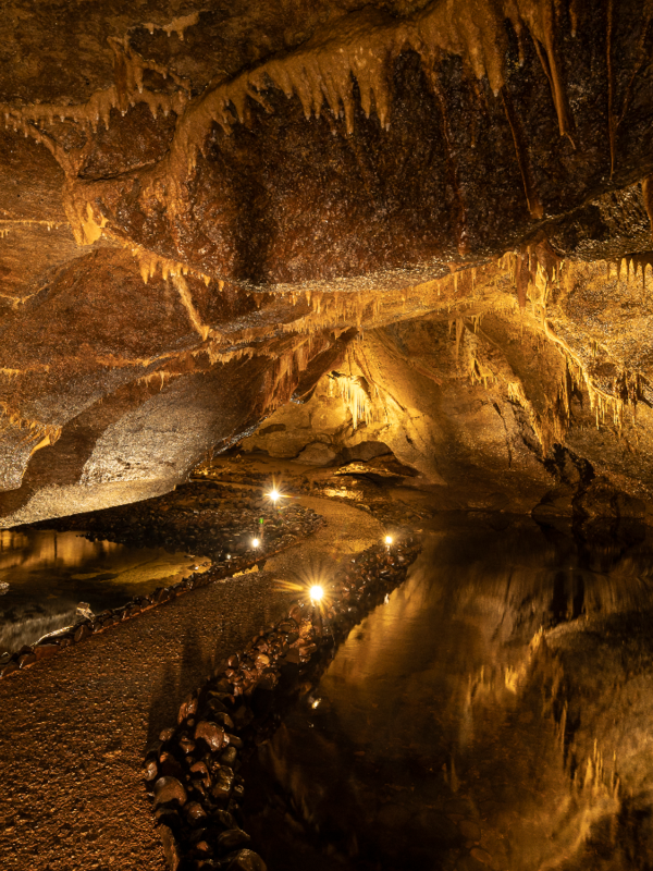 Ein Pfad durch die Marble Arch Caves, gesäumt von Stalaktiten und unterirdischen Wasserbecken in der Grafschaft Fermanagh.