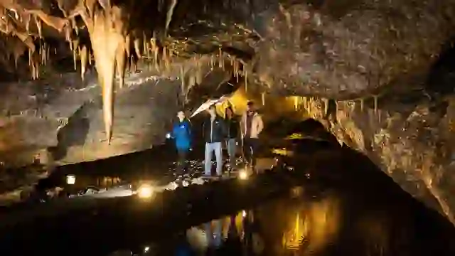 Eine geführte Gruppe geht durch die Marble Arch Caves an Stalaktiten und unterirdischen Seen in der Grafschaft Fermanagh vorbei.