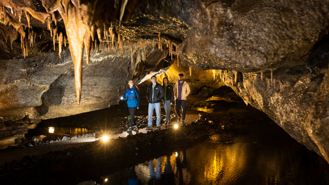 Eine geführte Gruppe geht durch die Marble Arch Caves an Stalaktiten und unterirdischen Seen in der Grafschaft Fermanagh vorbei.