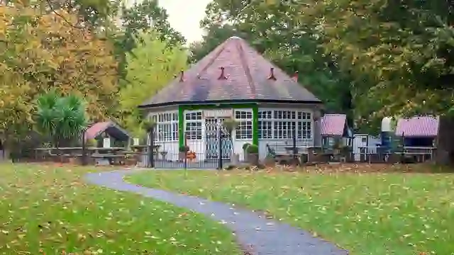 Die Phoenix Park Tea Rooms, umgeben von herbstlich gefärbten Bäumen in Dublin, Irland.