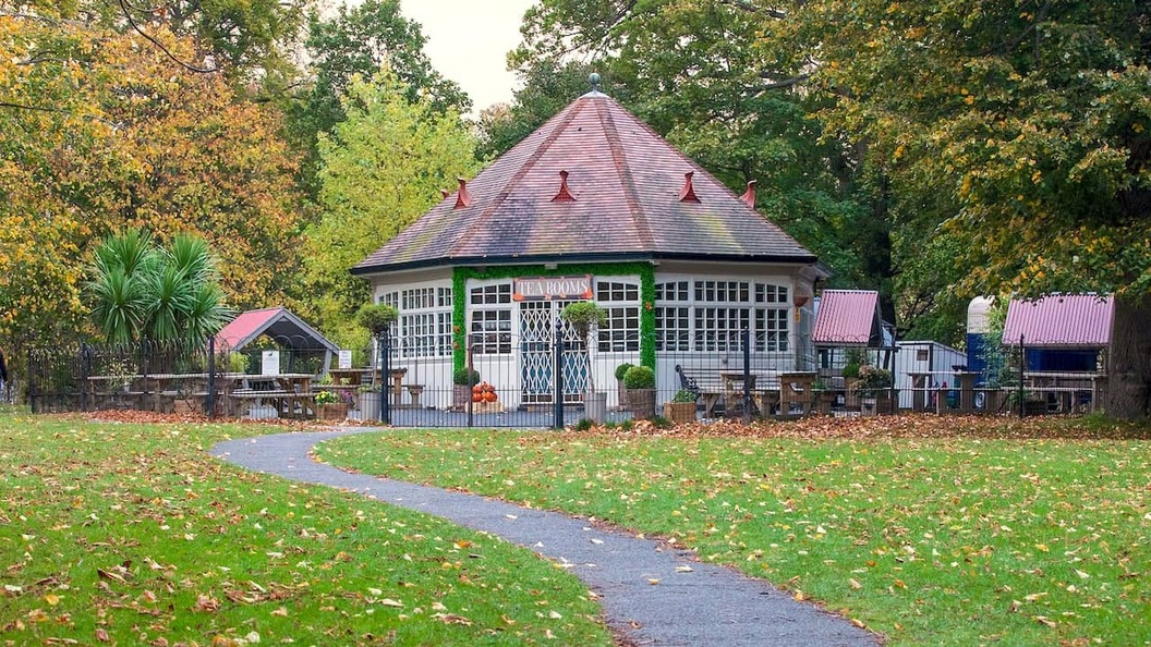 Die Phoenix Park Tea Rooms, umgeben von herbstlich gefärbten Bäumen in Dublin, Irland.