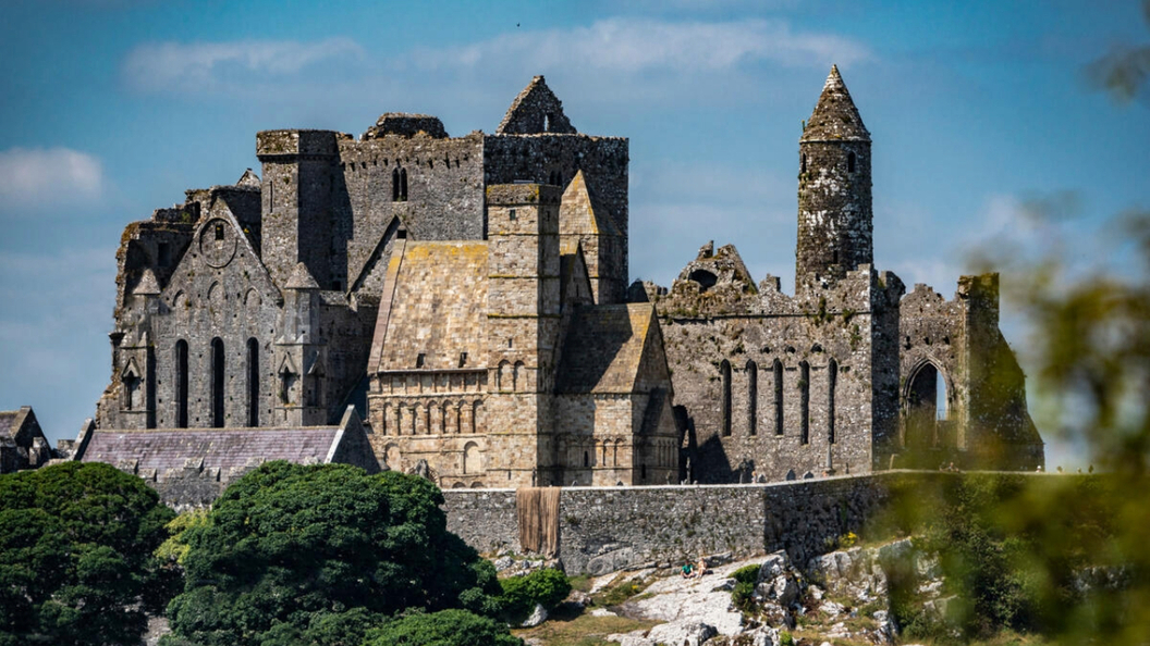 Primer plano de los edificios medievales y la torre circular de la Roca de Cashel en el condado de Tipperary.
