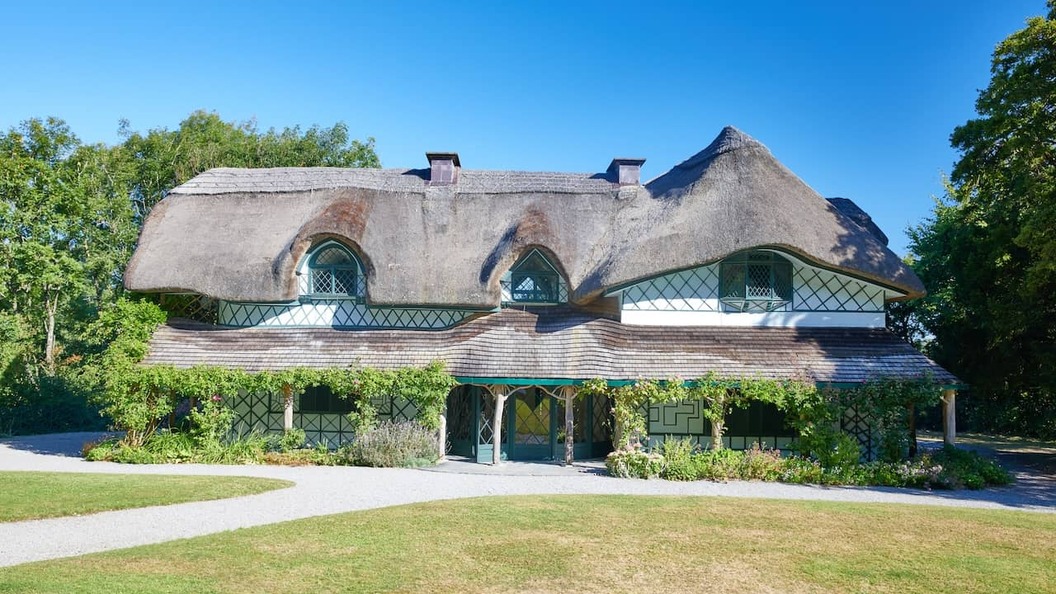 Swiss Cottage cerca de la Roca de Cashel, una pintoresca casa de campo con techo de paja rodeada de jardines en el condado de Tipperary.