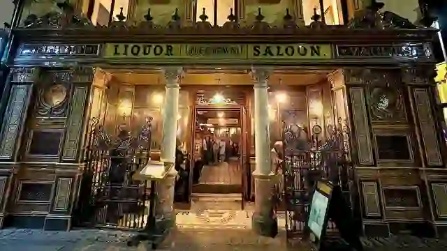 Entrada ornamentada del Crown Liquor Saloon con columnas de mármol y decoración victoriana, Belfast.