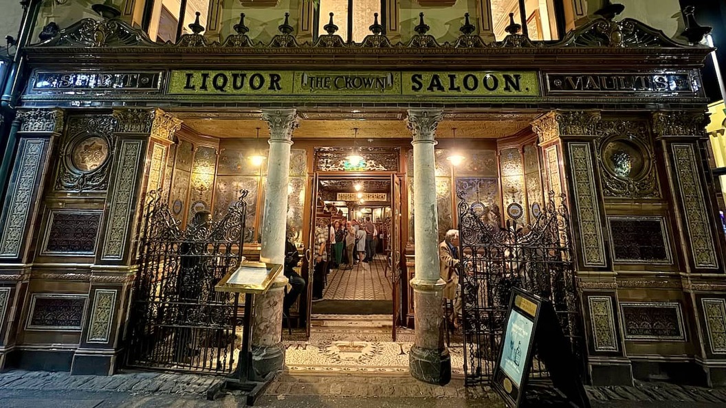 Entrada ornamentada del Crown Liquor Saloon con columnas de mármol y decoración victoriana, Belfast.