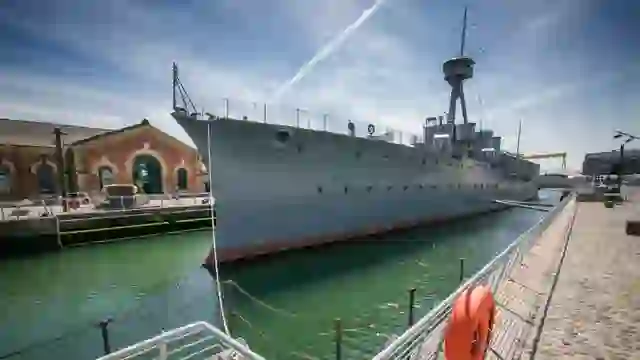 La HMS Caroline ormeggiata nel Titanic Quarter di Belfast, accanto agli storici edifici dell'Alexandra Dock