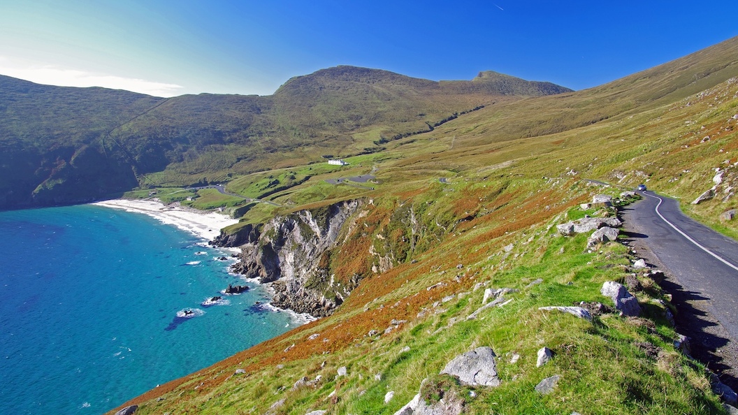 Carretera costera que serpentea junto a los acantilados cerca de Croagh Patrick, sobre las brillantes aguas azules del Atlántico.