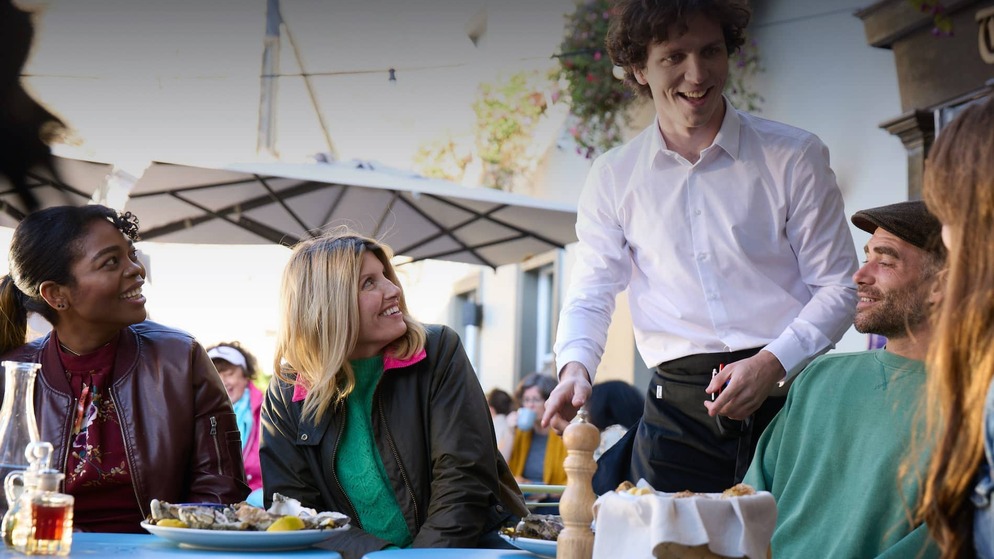 people-in-ireland-sharon-queens-dalkey-bg_dark_top-compressed