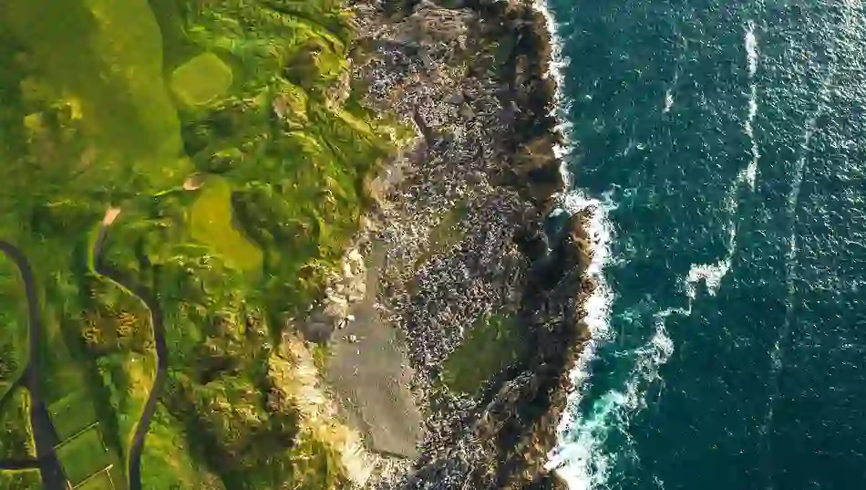 Ardglass Golf Club dans le comté de Down, avec links sur la côte surplombant la plage et la mer d'Irlande.