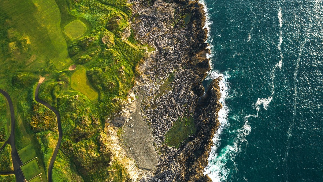 Ardglass Golf Club dans le comté de Down, avec links sur la côte surplombant la plage et la mer d'Irlande.