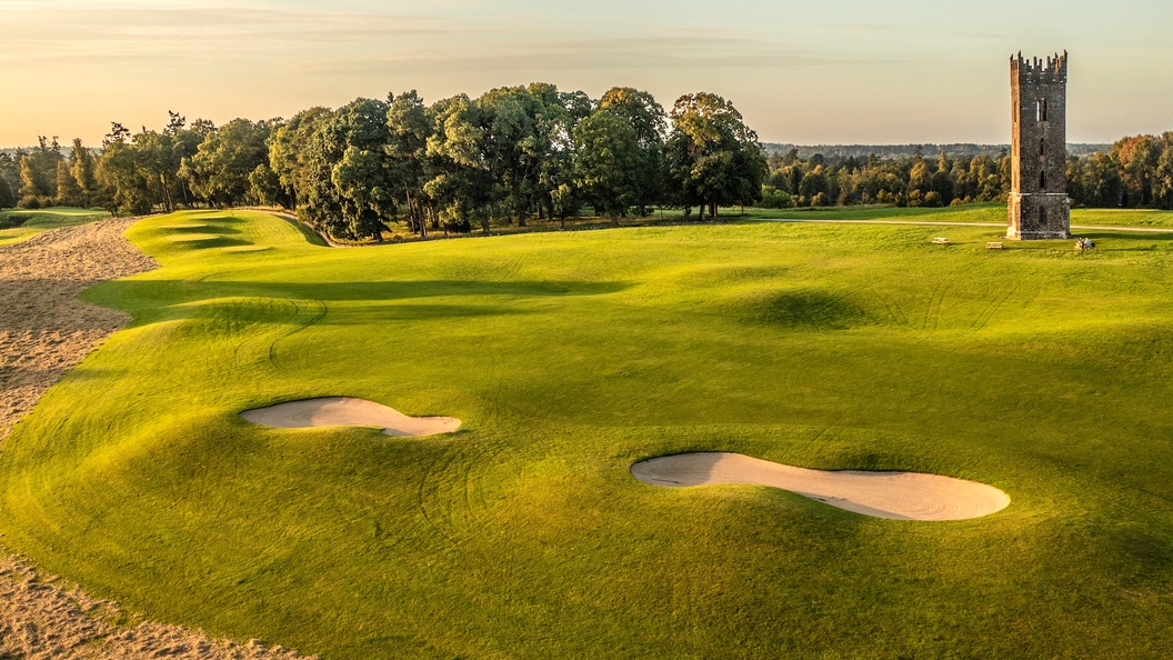 Carton House Golf Club dans le comté de Kildare avec des fairways de championnat et une tour historique.