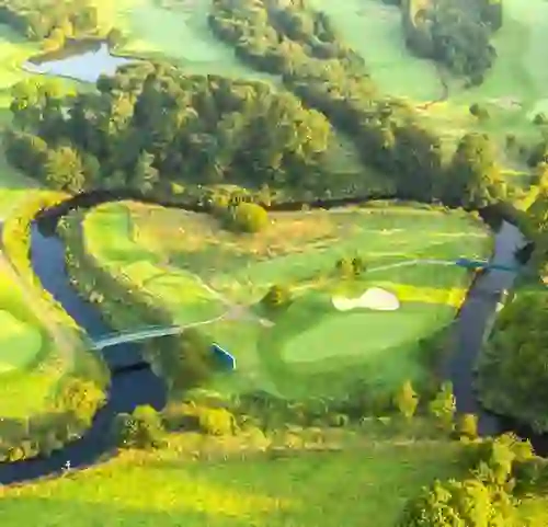 Vue aérienne du Galgorm Castle Golf Club dans le comté d'Antrim, avec des parcours de type parkland.