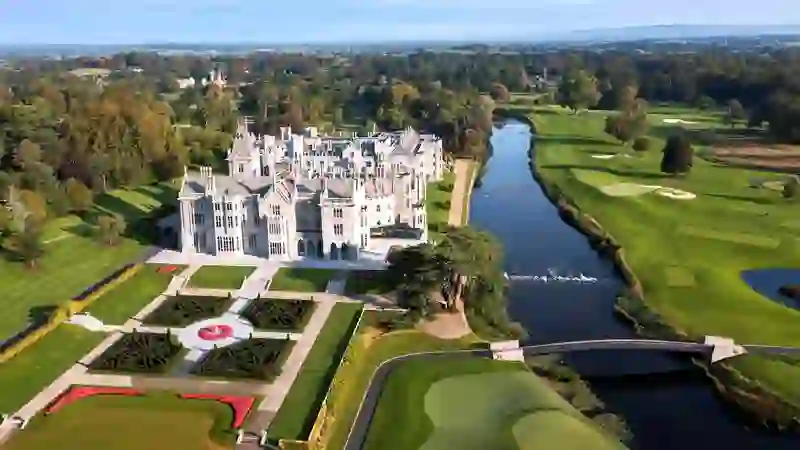 Vue aérienne de l'Adare Manor dans le comté de Limerick avec son château chargé d'histoire, ses jardins et un parcours de golf.
