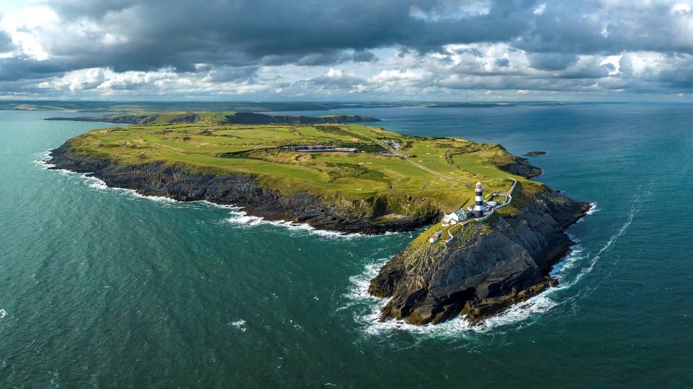 Vue aérienne du Old Head Golf Links, un parcours de golf dans le comté de Cork avec vue sur les impressionnantes falaises et l'océan Atlantique.