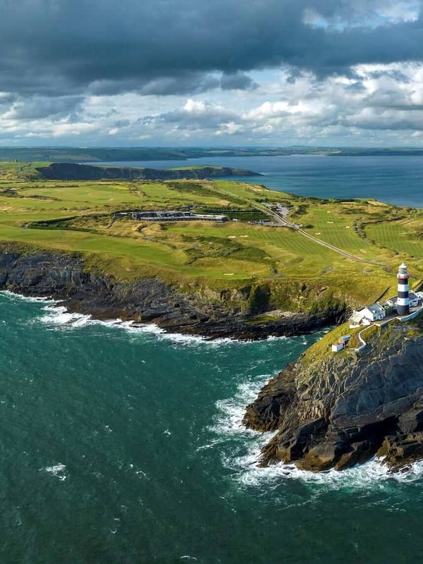 Vue aérienne du Old Head Golf Links, un parcours de golf dans le comté de Cork avec vue sur les impressionnantes falaises et l'océan Atlantique.