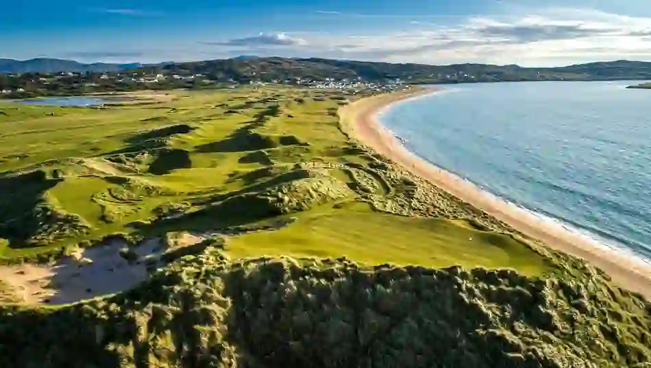 Narin & Portnoo Golf Club dans le comté de Donegal, avec les fairways du links à côté d'une plage de sable de l'Atlantique.