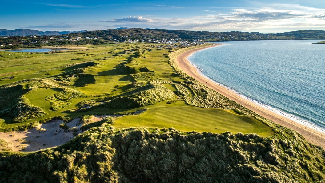 Narin & Portnoo Golf Club dans le comté de Donegal, avec les fairways du links à côté d'une plage de sable de l'Atlantique.