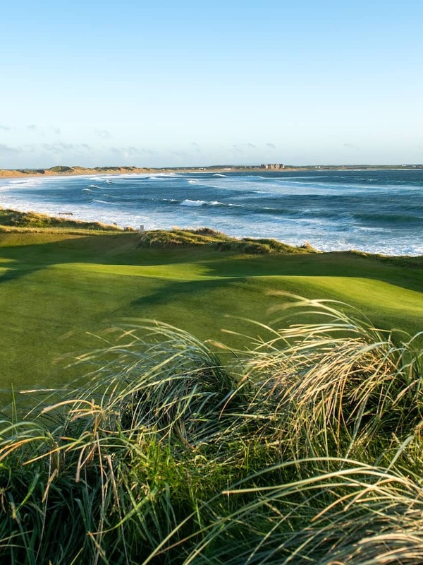 Green surplombant la côte de l’océan Atlantique au Doonbeg Golf Club dans le comté de Clare.