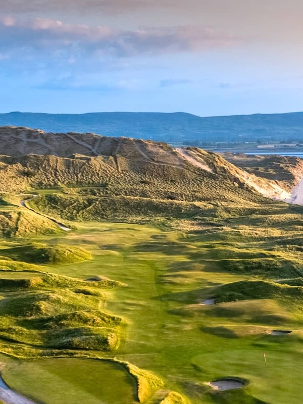 Parcours côtier serpentant à travers les dunes côtières au Strandhill Golf Club dans le comté de Sligo.