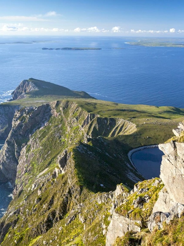 Promeneur sur les falaises de Saddle Head sur l’île d’Achill, dans le comté de Mayo.