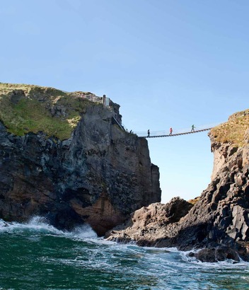 coast-of-ireland-bg-carrick-a-rede-rope-bridge-antrim-1