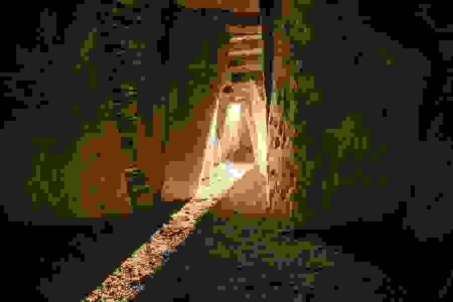 Sonnenlicht strömt in den schmalen Steinweg von Newgrange, Grafschaft Meath, ein altes neolithisches Grab.