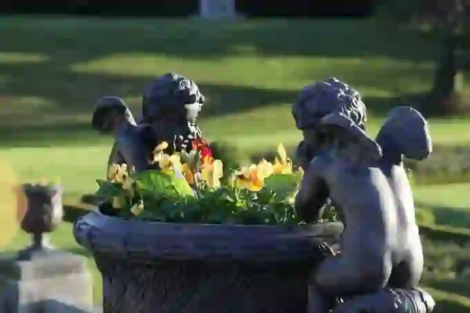 Urn_in_Powerscourt_Gardens_bg