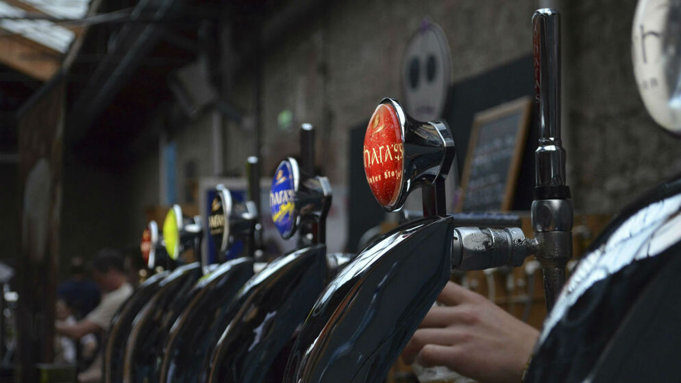 Reihe bunter Bierhähne in einer irischen Brauerei, die lokale Craft-Biere präsentiert.