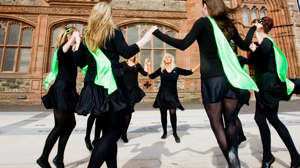 w2202_a-trad-culture-dancing_bg