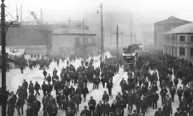 titanic_BW-workers_BG